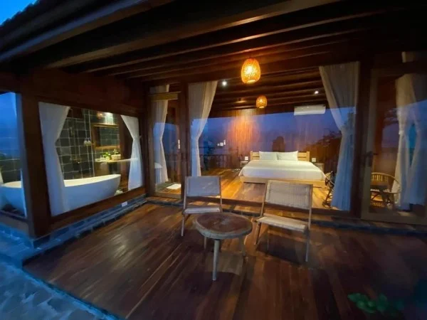 Ảnh chi tiết phòng mo-village-nha-dao-suite-nhin-ra-ho-vivatrip-02.webp