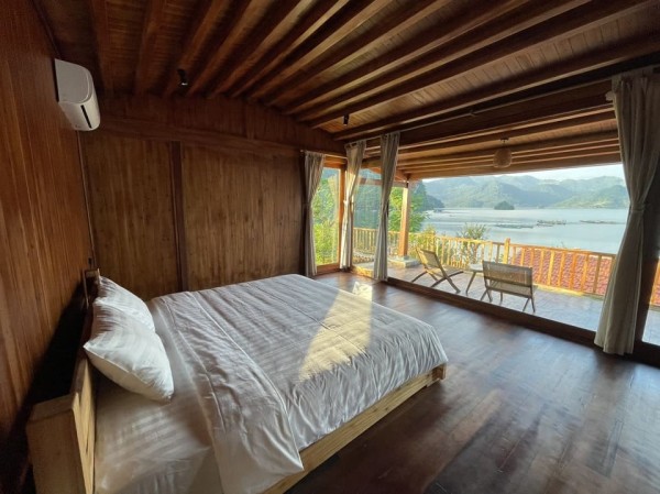 Ảnh chi tiết phòng mo-village-nha-dao-suite-nhin-ra-ho-vivatrip-06.jpg