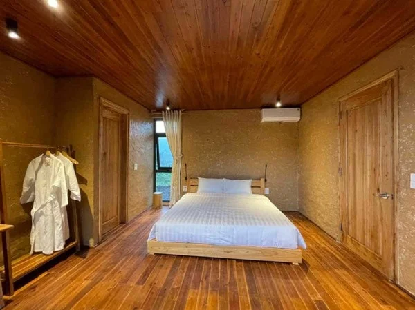 Ảnh chi tiết phòng mo-village-nha-mit-tang-1-deluxe-room-vivatrip-02.webp