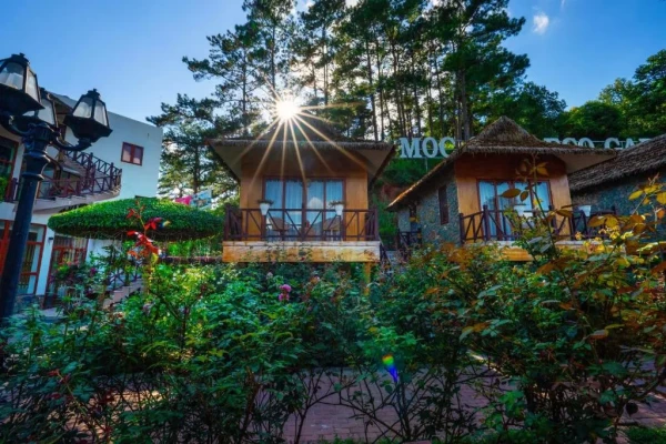 Ảnh chi tiết phòng moc-chau-eco-garden-resort-phong-deluxe-giuong-doi-vivatrip-04.webp