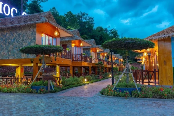Ảnh chi tiết phòng moc-chau-eco-garden-resort-phong-deluxe-giuong-doi-vivatrip-05.webp