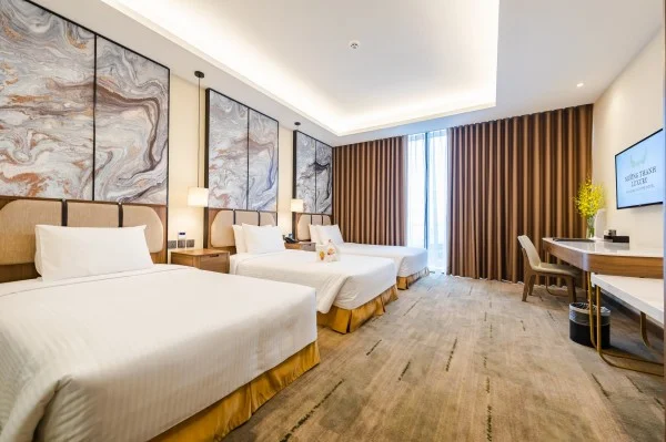 Ảnh chi tiết phòng muong-thanh-luxury-center-ha-long-deluxe-triple-ocean-view-vivatrip-04.webp