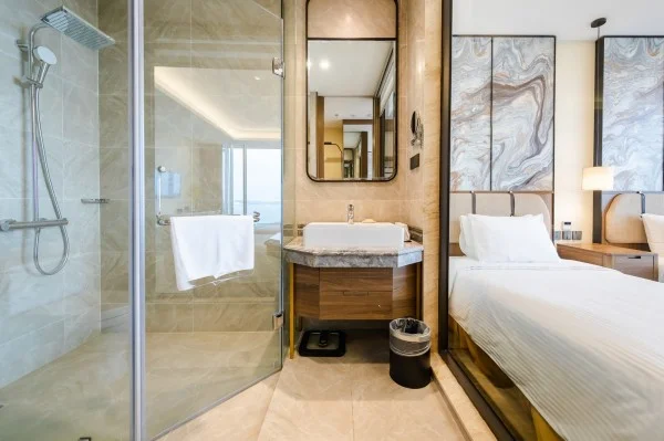 Ảnh chi tiết phòng muong-thanh-luxury-center-ha-long-deluxe-triple-ocean-view-vivatrip.webp