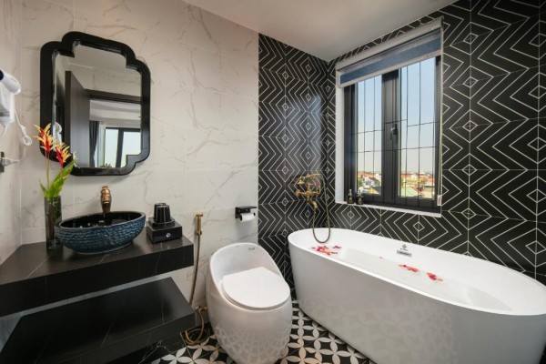 Ảnh chi tiết phòng phat-diem-plaza-hotel-suite-round-balcony-vivatrip-04.jpg