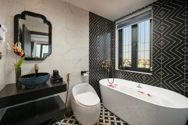 Ảnh chi tiết phòng phat-diem-plaza-hotel-suite-round-balcony-vivatrip-04.webp