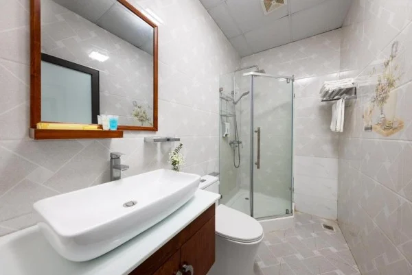 Ảnh chi tiết phòng quang-tung-hotel-phong-giuong-doi-vivatrip-02-1.webp