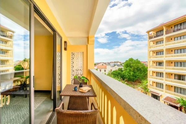 Ảnh chi tiết phòng Deluxe Room with Large Balcony 9