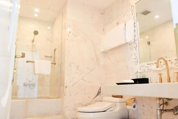 Ảnh chi tiết phòng Oceanfront Two-Bedroom Suite with Balcony 7