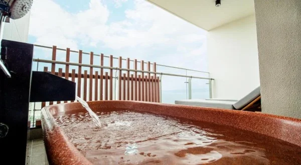 Ảnh chi tiết phòng Phòng Deluxe Giường Đôi/ 2 Giường Đơn Nhìn Ra Biển - Bao Gồm Suối Nước Nóng & Công Viên Nước 8