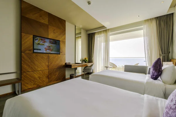 Ảnh chi tiết phòng Classic Twin Room - Balcony with Sea View 10