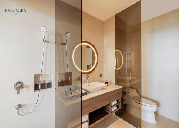 Ảnh chi tiết phòng rosa-alba-resort-villas-tuy-hoa-suite-huong-ra-bien-vivatrip-04.webp