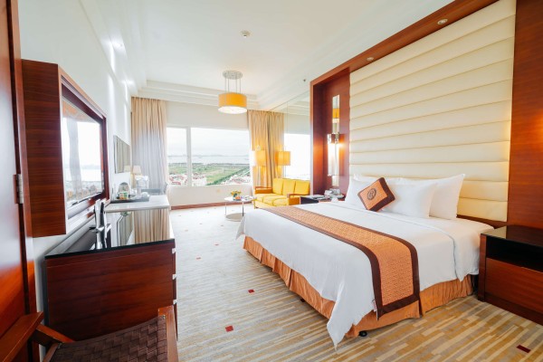 Ảnh chi tiết phòng royal-villas-halong-casino-deluxe-double-vivatrip.jpg