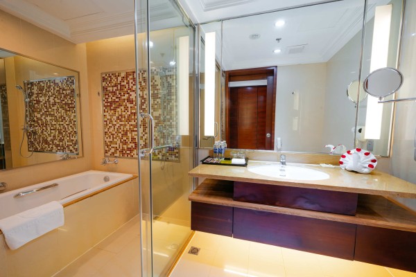 Ảnh chi tiết phòng royal-villas-halong-casino-deluxe-twin-sea-view-vivatrip-02.jpg