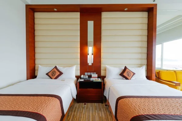 Ảnh chi tiết phòng royal-villas-halong-casino-deluxe-twin-sea-view-vivatrip-03.webp