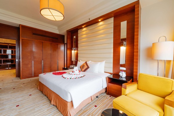 Ảnh chi tiết phòng royal-villas-halong-casino-suite-room-vivatrip-02.jpg
