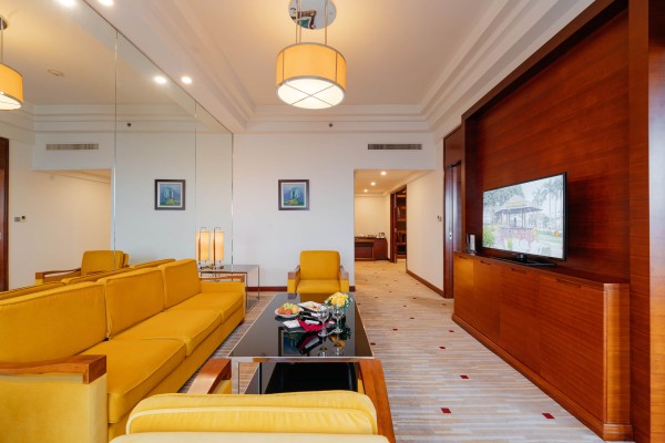 Ảnh chi tiết phòng royal-villas-halong-casino-suite-room-vivatrip-03.jpg