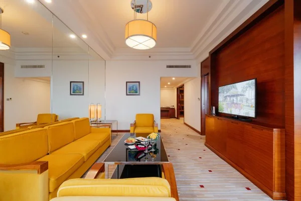 Ảnh chi tiết phòng royal-villas-halong-casino-suite-room-vivatrip-03.webp