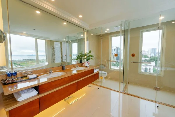Ảnh chi tiết phòng royal-villas-halong-casino-suite-room-vivatrip-05.webp