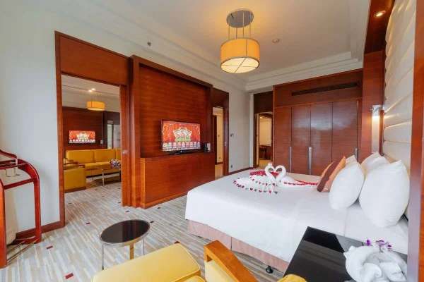 Ảnh chi tiết phòng royal-villas-halong-casino-suite-room-vivatrip-09.webp