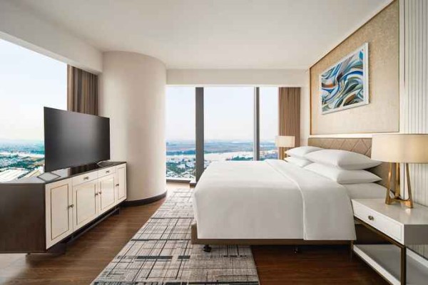 Ảnh chi tiết phòng sheraton-hai-phong-club-1-king-beds-vivatrip-02-1.jpg