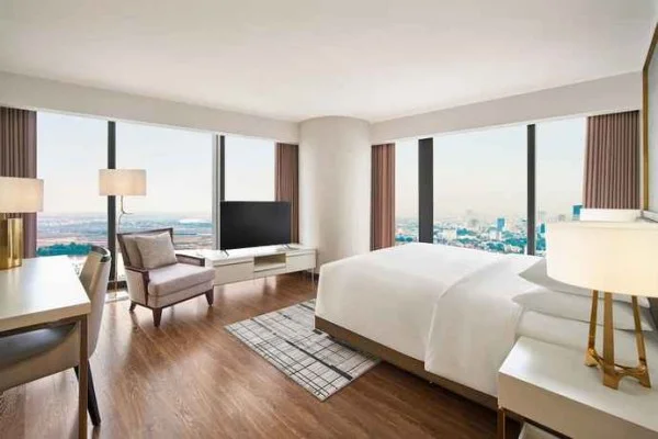 Ảnh chi tiết phòng sheraton-hai-phong-club-1-king-beds-vivatrip-04-1.webp