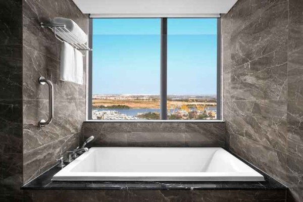 Ảnh chi tiết phòng sheraton-hai-phong-deluxe-1-king-bed-vivatrip-03.jpg