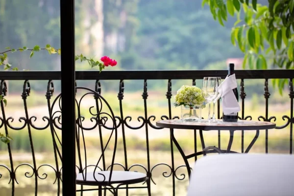 Ảnh chi tiết phòng tam-coc-la-montagne-resort-spa-ninh-binh-phong-deluxe-nhin-ra-ho-nuoc-vivatrip-04.webp