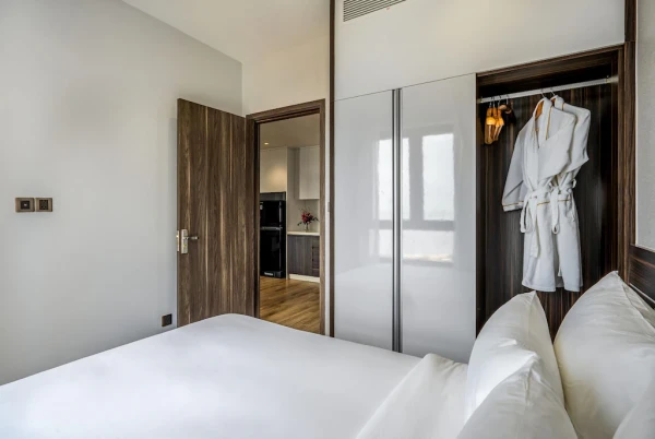 Ảnh chi tiết phòng the-cap-hotel-phong-premier-2-phong-ngu-vivatrip-02-1.webp