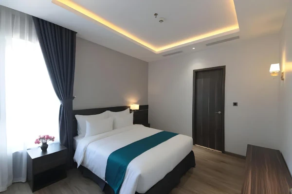 Ảnh chi tiết phòng the-cap-hotel-phong-premier-2-phong-ngu-vivatrip-04.webp