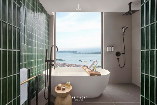 Ảnh chi tiết phòng the-yacht-hotel-by-dc-premium-room-vivatrip-04.jpg