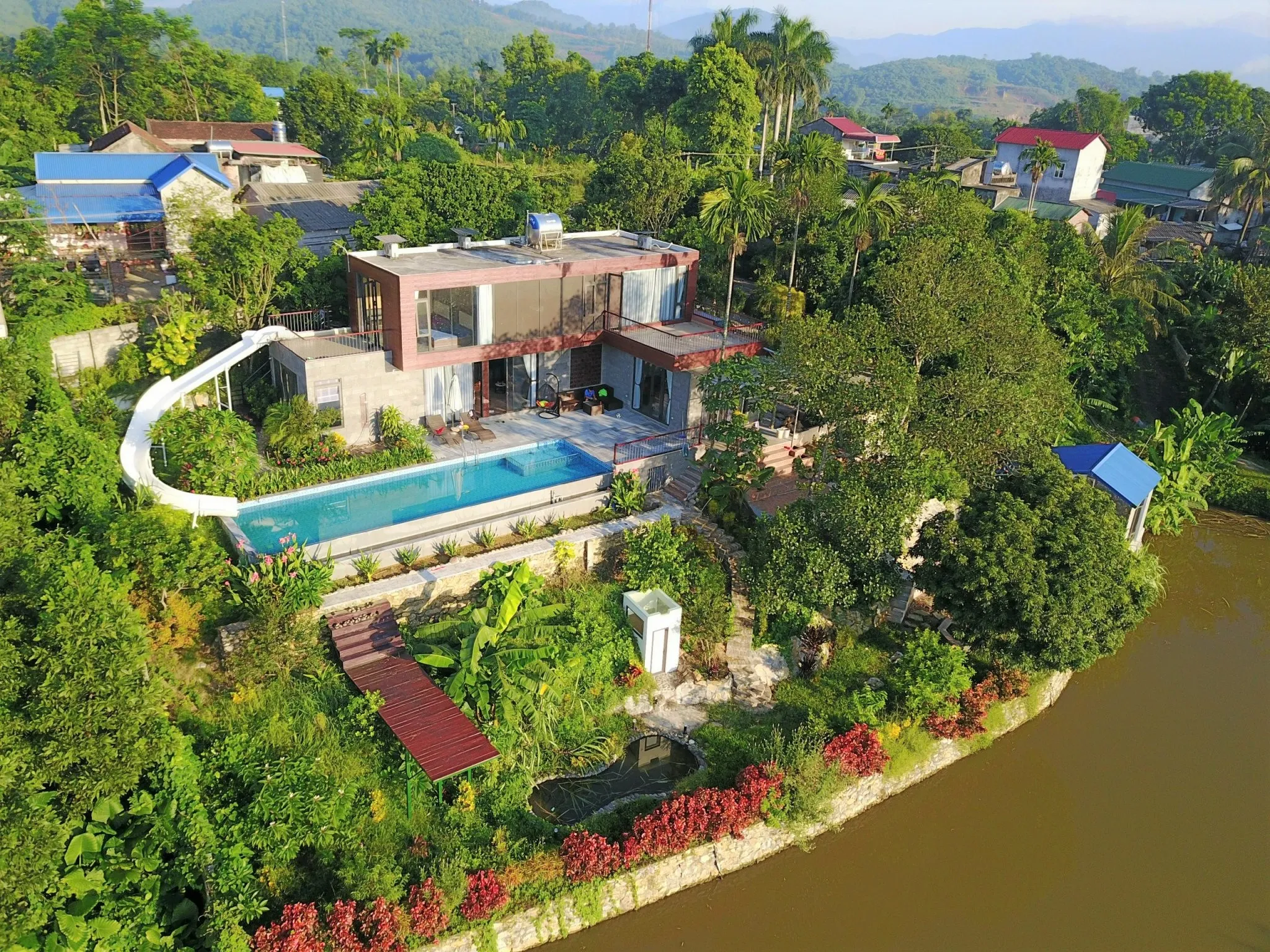Khu vực BBQ ngoài trời tại villa Hòa Bình nguyên căn