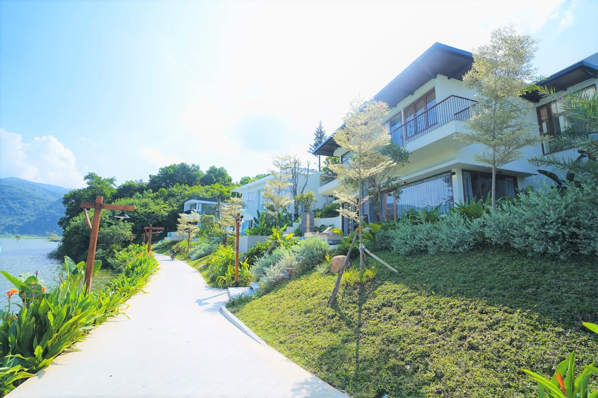 Phòng ngủ villa Hòa Bình hướng thiên nhiên thoáng mát