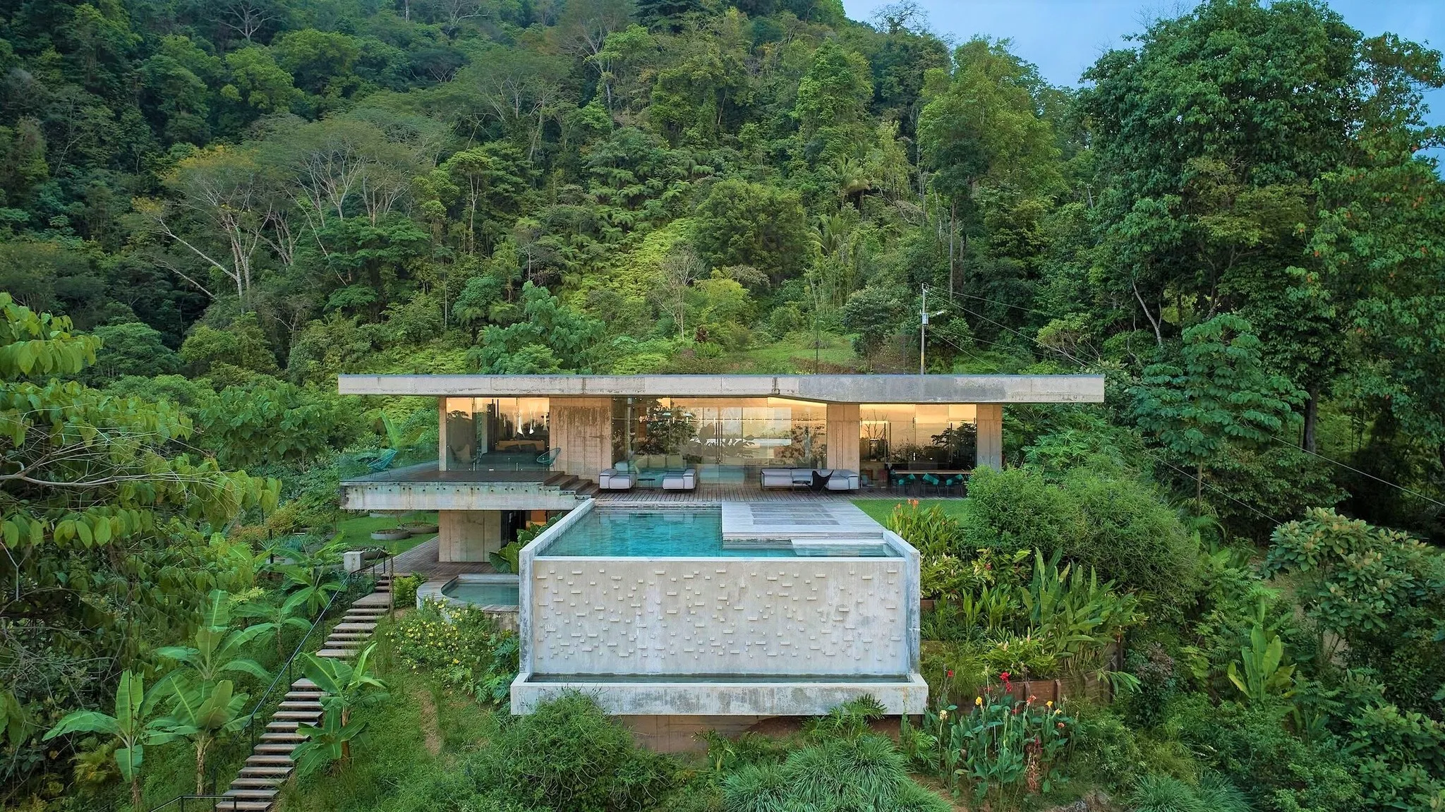 Không gian sân vườn rộng tại villa Hòa Bình nghỉ dưỡng cuối tuần