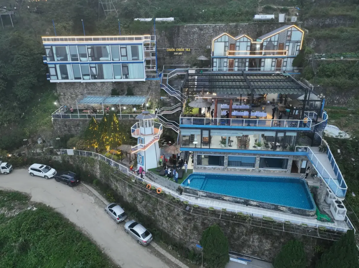 Phòng khách villa Tam Đảo nhìn ra mây